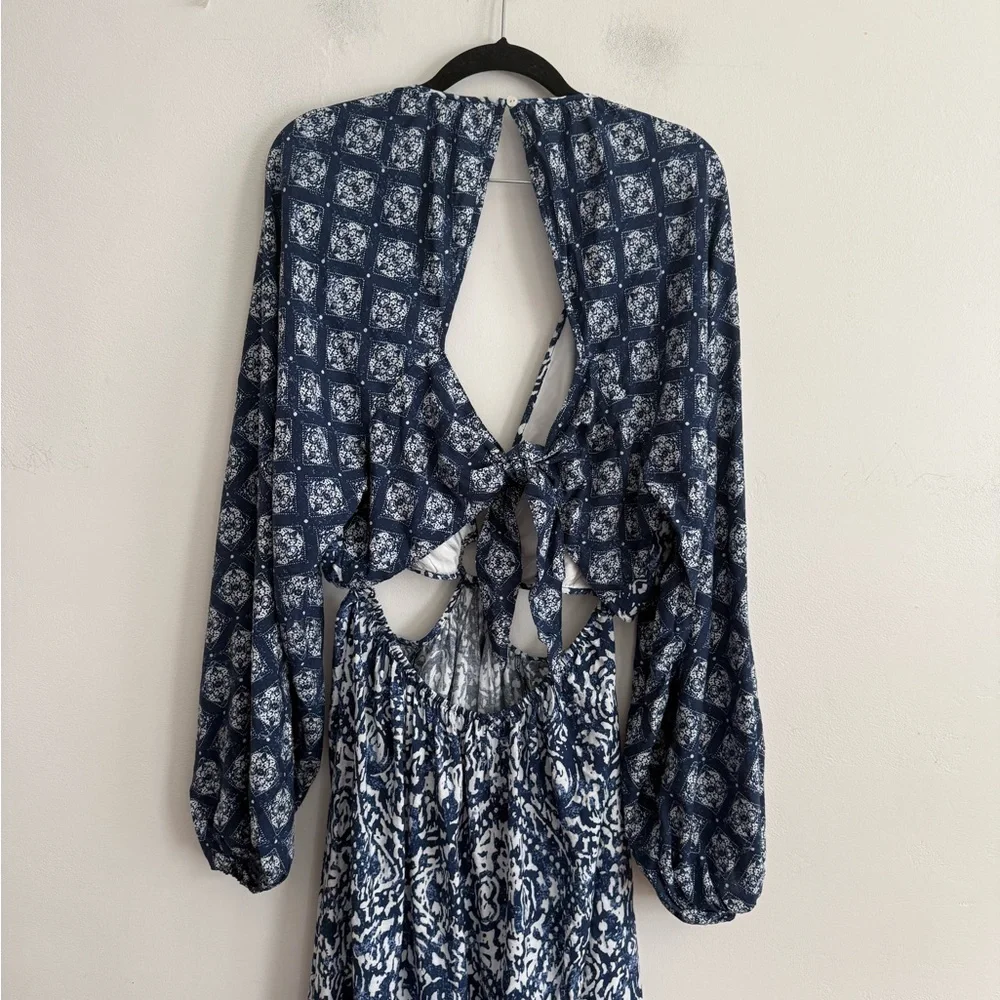 Chic and bohemian-inspired Abercrombie & Fitch Abstract Print maxi dress
